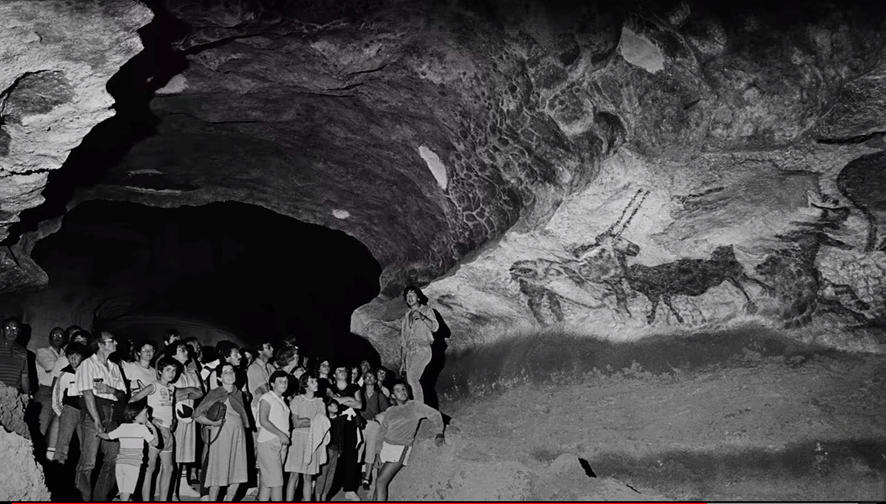 replica de foto da gruta de lascaux